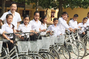 カンボジアで自転車寄付2